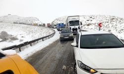 Bahçesaray kara yolu trafiğe kapatıldı