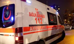 Ambulans ile otomobil çarpıştı: Yaralı sağlık çalışanları diğer yaralıların yardımına koştu!