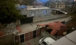 Van'da şiddetli fırtına hayatı felç etti: Çatılar uçtu, elektrikler kesildi