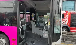 Duraktaki metrobüse başka bir metrobüs çarptı: 13 yaralı!