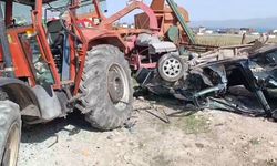 Van’da traktör ile otomobil çarpıştı: 1’i çocuk 4 kişi yaralandı!