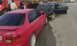 Van'da iki otomobil kafa kafaya çarpıştı: 1 yaralı