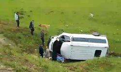 Yağış kazaya neden oldu! Kontrolden çıkan minibüs takla attı, 2’si ağır 5 kişi yaralandı!