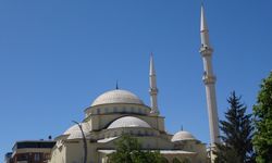 Van’da yıkım kararı alınan tarihi camide son cuma namazı kılındı