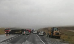 Van-Hakkari karayolunda kaza üstüne kaza: Yamalı yol, tehlike saçıyor!