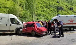 Feci kaza: Araç hurdaya döndü! Ölü ve yaralı var