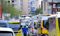 Van’daki bu sokakta trafik kilit: Hem minibüsçüler hem vatandaş isyanda!