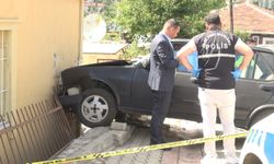 Sürücüsü fenalaşan otomobil duvara çarptı: 1 ölü, 1 yaralı