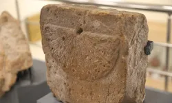 Kazılarda bulunan yaklaşık 1000 yıllık güneş saati görücüye çıktı