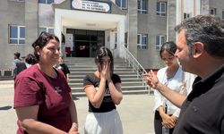 YKS çıkışı duygusal anlar: Gözyaşlarına boğulan genç kızı annesi teselli etti