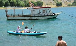 Van Gölü'nün temiz ve serin sularında yüzme etkinliği!