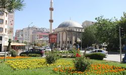 Van’ın cadde ve refüjleri yaz mevsiminin enerjisi ile donatıldı!