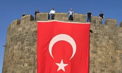 Tarihi Diyarbakır Surları'na sürece destek için Türk bayrağı asıldı