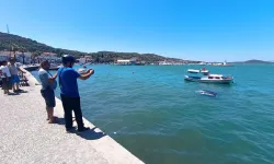 Otomobil denize uçtu: Sürücü üzerinde oturup yardım bekledi