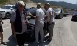 Otomobilin çarptığı motosikletin sürücüsü, düştüğü aracın üzerinde ambulans bekledi