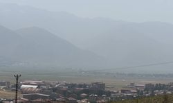 Yüksekova'nın dağları toz bulutu altında kaldı