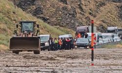 Van-Hakkari yolunda heyelan: Araçlar mahsur kaldı