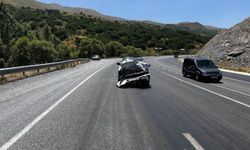 Van-Tatvan karayolunda otomobil tıra arkadan çarpı, 5 kişi yaralandı!
