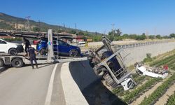 Tır ile kamyonet tarlaya uçtu: 2 yaralı