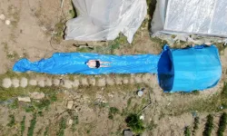 Sıcaklardan bunalan adam evinin bahçesine aquapark kurdu!