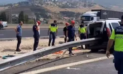 Korkunç kaza: Kontrolden çıkan otomobil bariyere ok gibi saplandı: 2 ölü!
