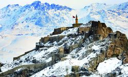 Paris’in kalbinde Van esintisi: Van Kalesi portresi Paris Orsay Müzesi’nin duvarlarını süslüyor!