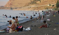 Van Gölü’nde yüzülecek en güzel alan: Masmavi suyu ve plajıyla tatilcilerin akınına uğradı!