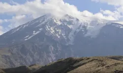 Ağrı Dağı'nın zirvesindeki takke buzulu eriyor
