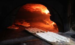 Fırıncıların sıcak havada zorlu 'ekmek' mesaisi