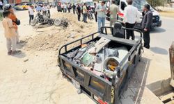 Hakkari’de kamyonetin çarptığı yük motosikleti ikiye ayrıldı: 1 yaralı