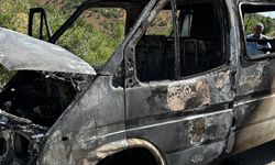 Elazığ’da minibüs küle döndü