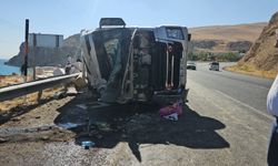 Bitlis’te saman yüklü tır devrildi: 2 kişi yaralandı