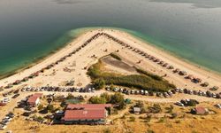 Sıcak havadan bunalanlar Van Gölü sahillerinde serinliyor
