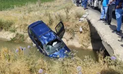 Otomobil kanala uçtu... Ölü ve yaralılar var!