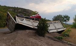 Kum yüklü tır devrildi, sürücü yaralandı