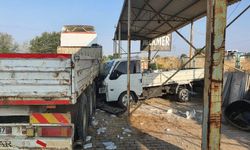 Lastiği patlayan kamyonet, tıra çarptı: 2 yaralı