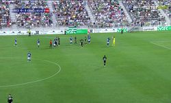 Dostluk maçı boks ringine döndü: Futbolcular yumruk yumruğa kavga etti!