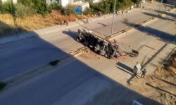 Refüje çarpan tır devrildi