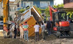 Kum yüklü kamyon foseptiğe düştü