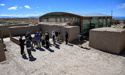 Van’da tarih ve doğanın buluştuğu 2 bin 700 yıllık kale: Akın akın turist çekiyor!