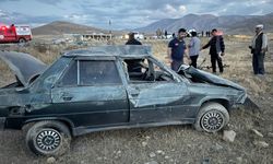Van’da lastiği patlayan otomobil karşı yönden gelen araç ile çarpıştı!