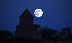 Van’da tarih ve doğa tek karede buluştu: Akdamar Kilisesi ile dolunay mest etti!