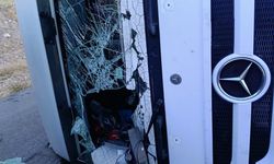 Tır devrildi, sürücüsü yaralandı