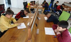 Gençlik merkezi dolup taştı, Van’da öğrenciler ara tatilde hem öğrendi hem yarıştı!