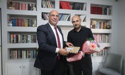 Van'da bıçaklı saldırıda ağır yaralanan öğretmene anlamlı ziyaret!