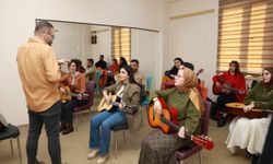 Van’da ücretsiz bağlama ve gitar kurslarında ilk ders yapıldı!