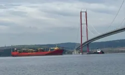 Dev doğalgaz tankeri Çanakkale'den geçerken trafik durduruldu