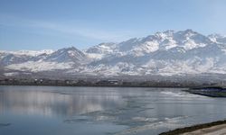 Van'daki göl kısmen buzla kaplandı