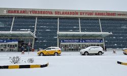 Hakkari'de yoğun kar yağışı uçak seferlerini durdurdu