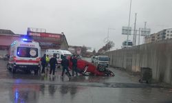 Otomobil köprülü kavşaktan uçtu: 2 yaralı